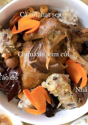 Hình của món Chim câu nhồi cốm hầm táo đỏ.