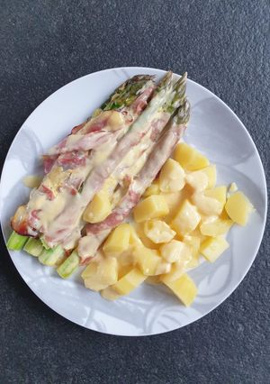 Überbackener Spargel in Schinken gewickelt mit Sauce Hollandaise Rezepthauptbild