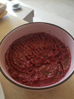 Una foto de Hummus con beterraga