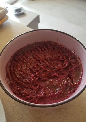 Una foto de Hummus con beterraga