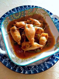 Una foto de Chipirones frescos rellenos en salsa de cebolla y tikka curry