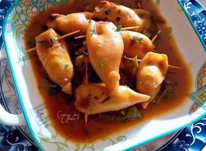 Una foto de Chipirones frescos rellenos en salsa de cebolla y tikka curry