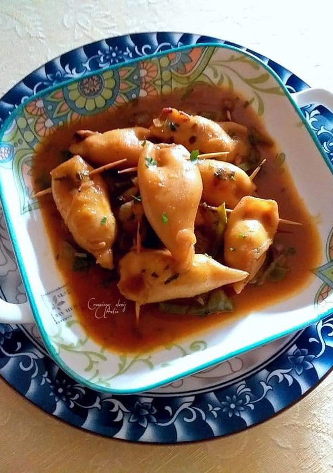 Una foto de Chipirones frescos rellenos en salsa de cebolla y tikka curry