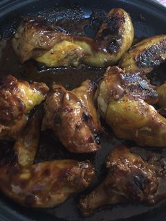 Una foto de Alitas y perniles a la bbq