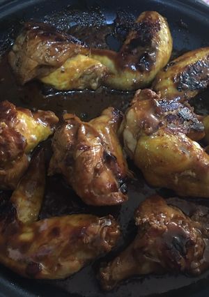 Una foto de Alitas y perniles a la bbq