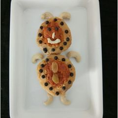 A picture of Papaya muffins filled with carrot pudding in a catupillu.
