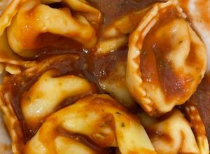 Una foto de Tortellini con salsa de tomate especial
