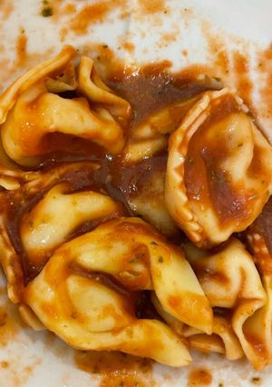 Una foto de Tortellini con salsa de tomate especial