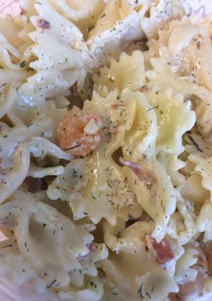 Una foto de Fideos con camarones a la crema 🍝🍤🍃