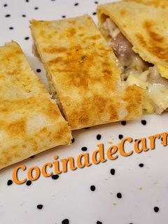 Una foto de Torti-tortilla de pollo y queso