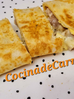 Una foto de Torti-tortilla de pollo y queso