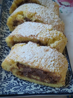 Egyszerű piskótatekercs könnyű, csokis krémmel töltve 🍫🫖☕ recept fotója