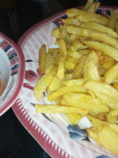 A picture of Potatoe chips n onion sauce.