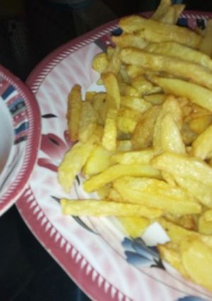A picture of Potatoe chips n onion sauce.