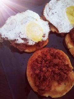 Una foto de Tortos con picadillo y huevo