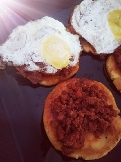 Una foto de Tortos con picadillo y huevo