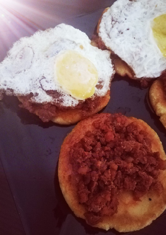 Una foto de Tortos con picadillo y huevo