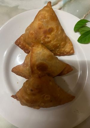 A picture of Classic Aloo Matar Samosa.