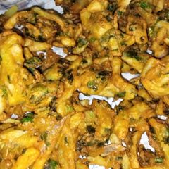 A picture of Traditional Aloo Palak pakory.