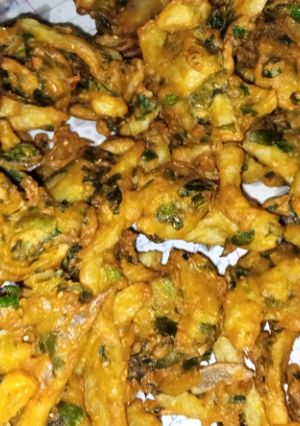 A picture of Traditional Aloo Palak pakory.