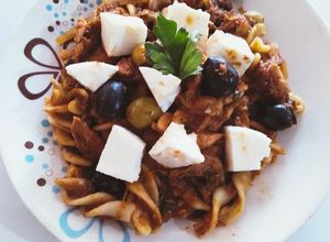 Una foto de Pasta Puttanesca de sardina 🐟🥘