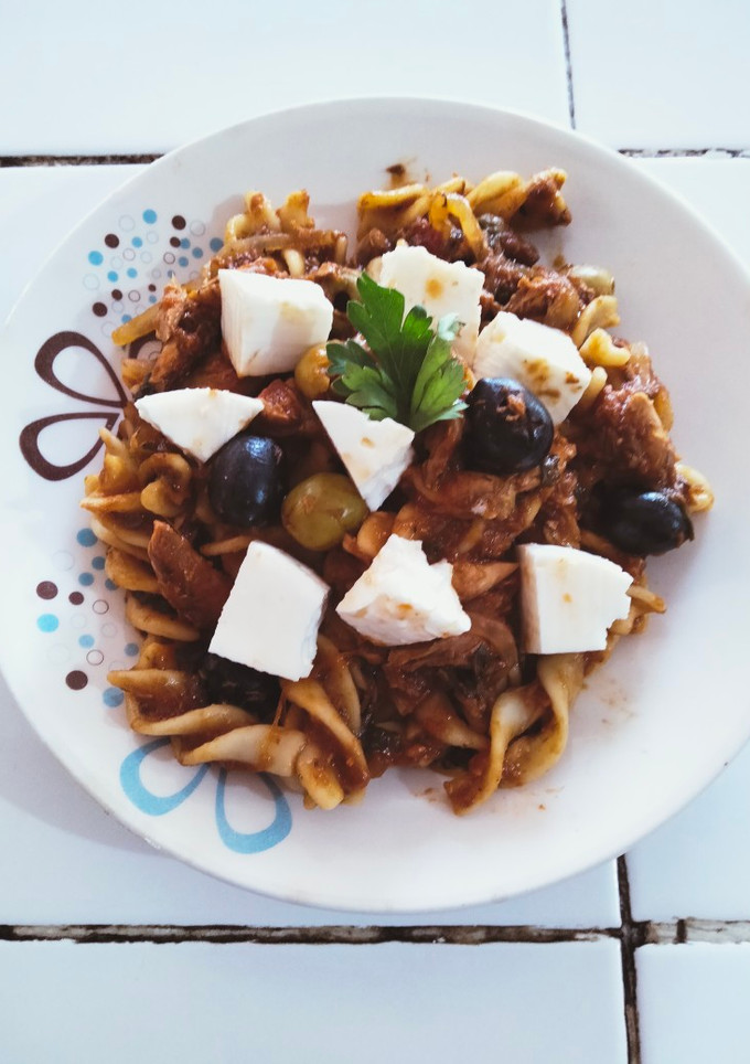Una foto de Pasta Puttanesca de sardina 🐟🥘