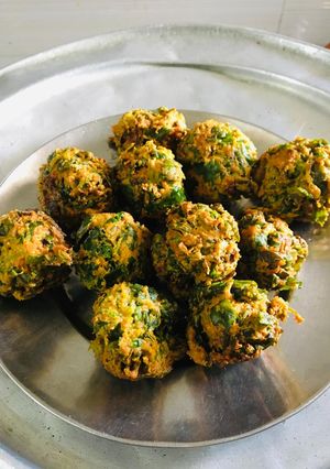 મેથી ના મુઠીયા (Methi Muthia Recipe In Gujarati) રેસીપી મુખ્ય ફોટો
