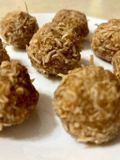 A picture of No Bake Coconut Balls.