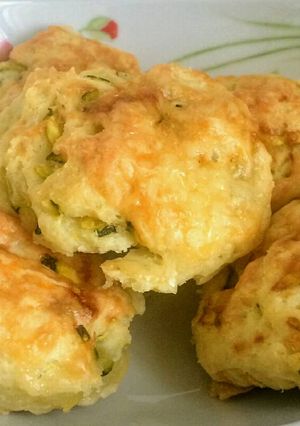 Cukkinis-sajtos pogácsa recept fotója
