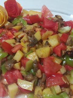صورة لوصفة سلطة البيتنجان والبطاطا المشوية الصحية واللذيذة 🥗