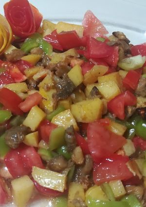 صورة لوصفة سلطة البيتنجان والبطاطا المشوية الصحية واللذيذة 🥗