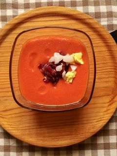 Una foto de Salmorejo con fresas