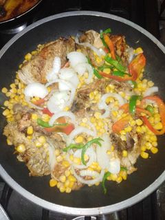 Una foto de Pollo con maíz dulce