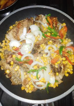 Una foto de Pollo con maíz dulce