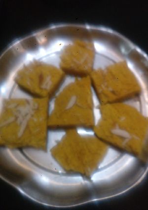 बेसन की बर्फी (besan ki barfi recipe in Hindi) रेसिपी मुख्य फोटो