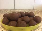 Una foto de trufas de avena y cacao
