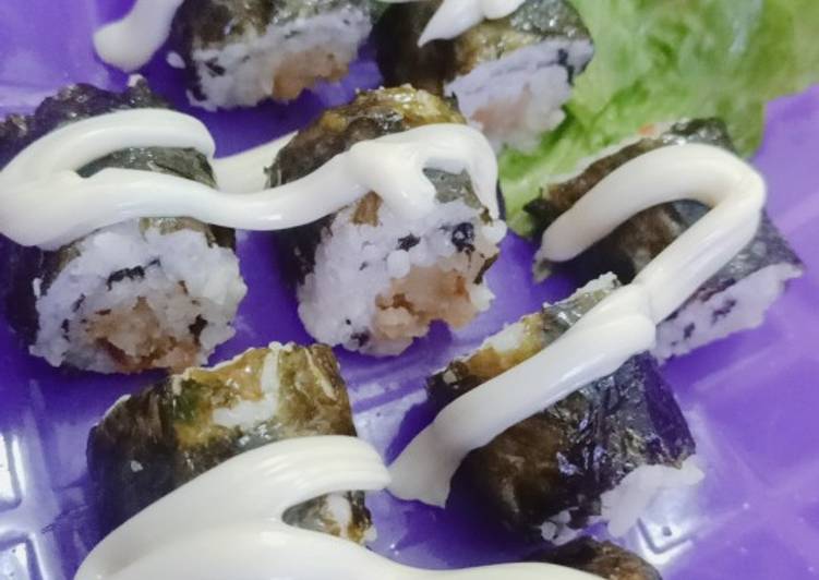 Sushi chicken nori roll minimalis
