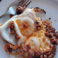 Una foto de Huevos escalfados con chorizo