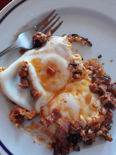 Una foto de Huevos escalfados con chorizo