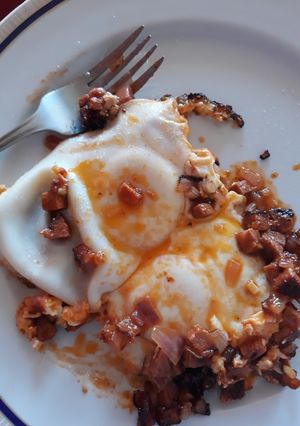 Una foto de Huevos escalfados con chorizo