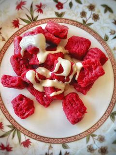 Una foto de Gnocchi rosas caseros con salsa de Cabrales