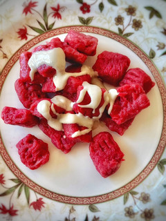 Una foto de Gnocchi rosas caseros con salsa de Cabrales