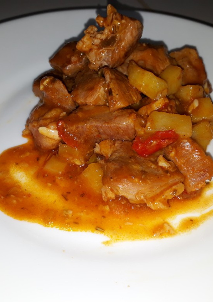 Una foto de Masa de cerdo con papas al romero