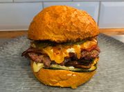 Une photo de burger bœuf