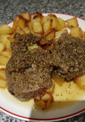 Una foto de Lomo o peceto al ajillo con papas 🤤👩‍🍳