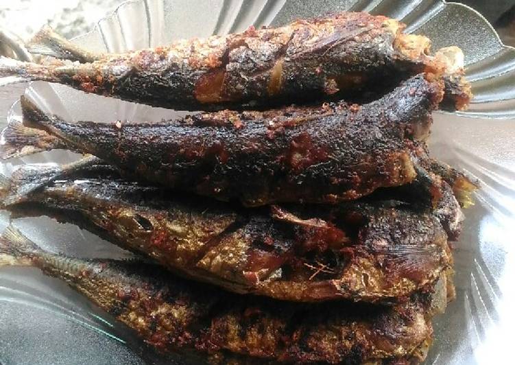 Ikan goreng garing bumbu kuning