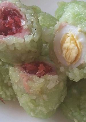 Hình của món Xôi lá nếp bọc trứng cút/lạp xưởng chiên.