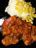 Pollo acaramelado y papas majadas