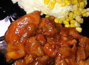 Una foto de Pollo acaramelado y papas majadas