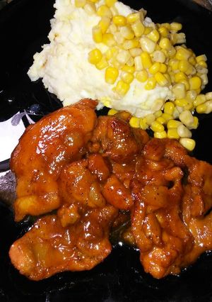 Una foto de Pollo acaramelado y papas majadas